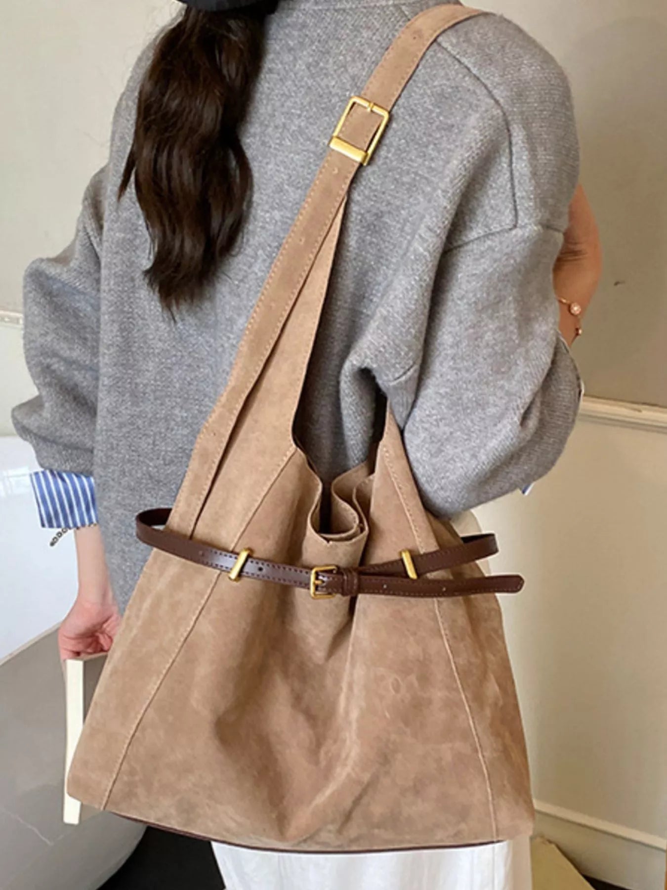 Buckle Adjustable Strap Shoulder Bag for Versatile Everyday Use